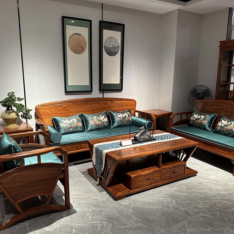 Kinietiško stiliaus medžio masyvo sofa